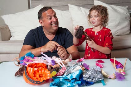Alejandro Kilstein en pleno momento de juego con su hija Emma, de 5 años