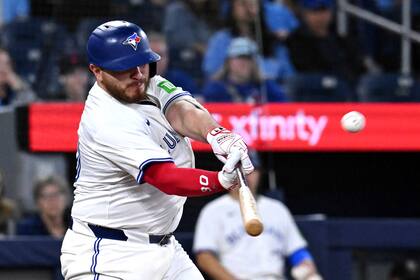 Alejandro Kirk conecta jonrón de tres carreras y los Azulejos vencen 3-1 a los Rays