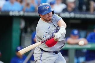 Los Azulejos vencen 9-2 a los Reales con dos impulsadas de Kirk, Clement y Springer