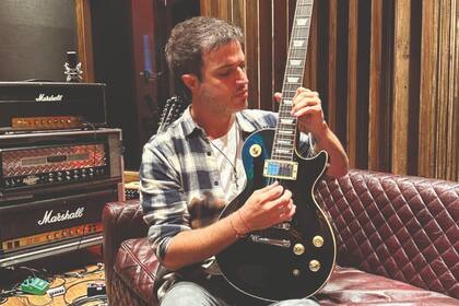 Alejandro Kurz en el estudio La Roca, con una guitarra de Norberto "Pappo" Napolitano.
