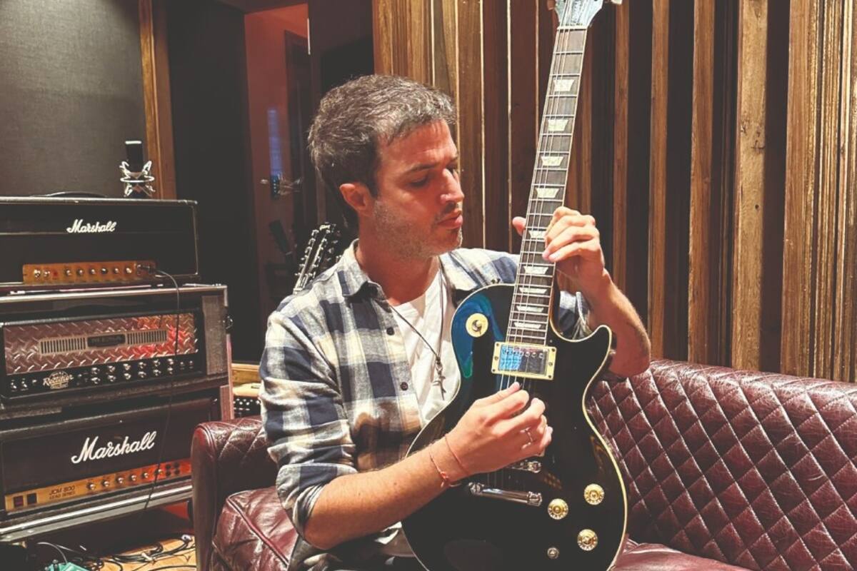 Alejandro Kurz en el estudio La Roca, con una guitarra de Norberto "Pappo" Napolitano.