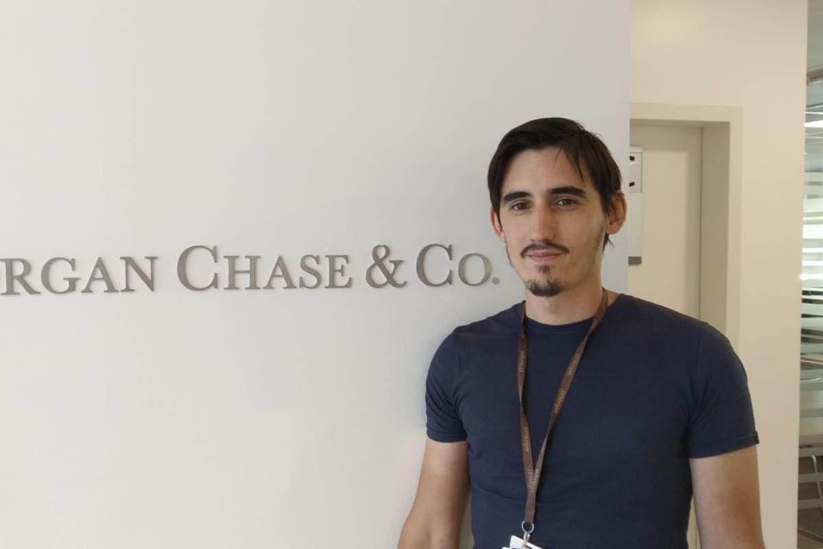 Alejandro Lago trabaja en servicios financieros