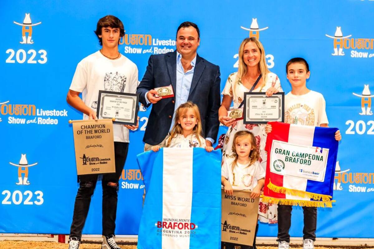 Alejandro Lauret al recibir la distinción junto a su familia: su esposa Lorena, y los hijos Diego, Santiago, Guillermina y Juliana