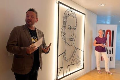 Alejandro Marmo cuando inauguró el otro mural de Evita, en Suiza
