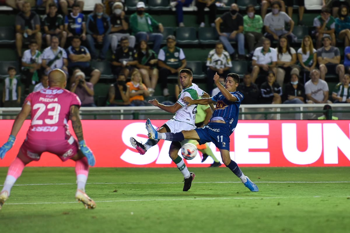 Alejandro Medina, el arquero de Arsenal, una de las figuras de la noche en la cancha de Banfield