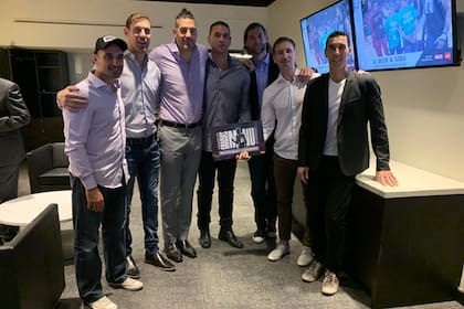 Alejandro Montecchia, Andrés Nocioni, Luis Scola, Gabriel Fernández, Fabricio Oberto, Pepe Sánchez y Pablo Prigioni; siete integrantes de la Generación Dorada en San Antonio, por respeto a Manu Ginóbili