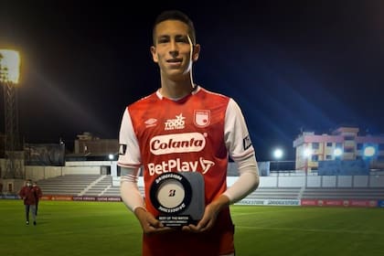Alejandro Moralez, de Independiente de Santa Fe, el defensor colombiano que se convirtió en ídolo de River por una noche