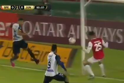 Alejandro Moralez, defensor de Independiente Santa Fe, saca la pelota de la línea en el minuto 90