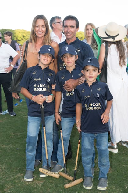 Alejandro Muzzio suplantó a Diego Cavanagh (estaba lesionado), con su mujer, Victoria Ramírez, y sus hijos.