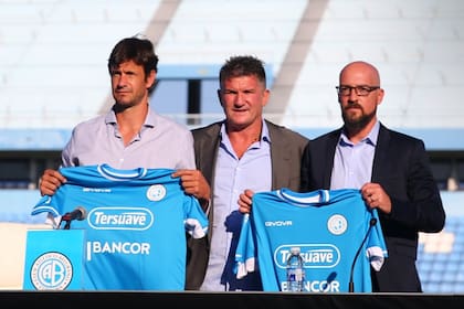 Alejandro Orfila y Mauro Óbolo son presentados por Luis Artime, tras la firma de sus contratos con Belgrano.