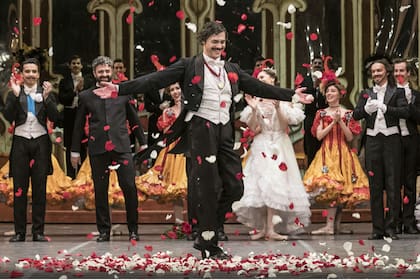 El primer bailarín Alejandro Parente bajo la lluvia de pétalos en el saludo de su última función