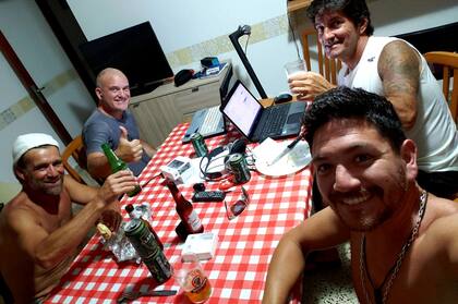 Alejandro pasó de habitar en su casa propia, con tres dormitorios y una gran terraza, a hacerlo en un cuarto compartido con desconocidos.