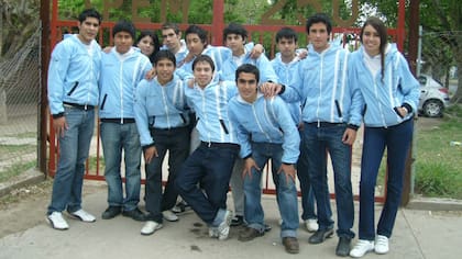 Alejandro Patel junto a compañeros del secundario