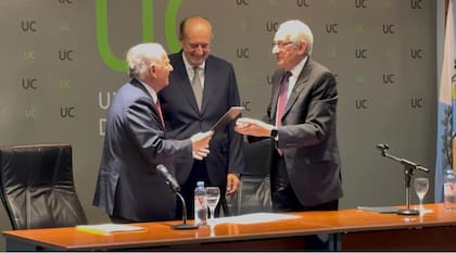 Alejandro Pedro Bulgheroni junto con el exministro del Interior y empresario José Luis Manzano y el rector de la universidad, Rubén Bresso