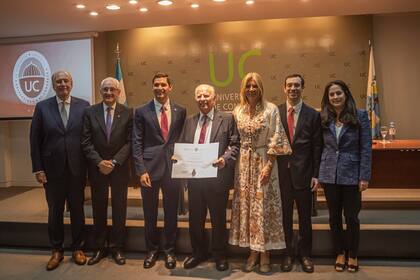 Alejandro Pedro Bulgheroni recibe el Doctor Honoris Causa de la Universidad de Congreso, acompañado de su familia, entre ellos, su esposa Bettina