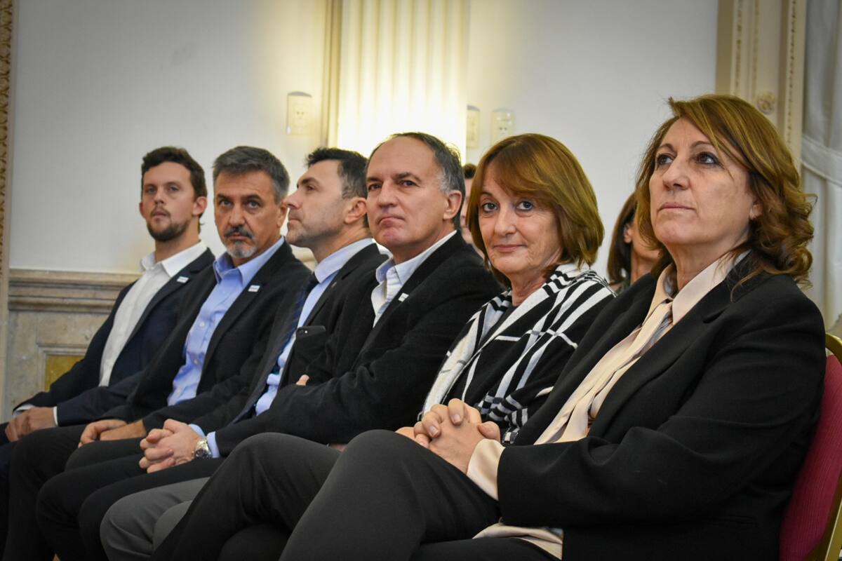 Alejandro Petek (centro); Alicia Ciciliani, ministra de Producción de Santa Fe, y Monica Fein, intendenta de Rosario, en la presentación del Congreso