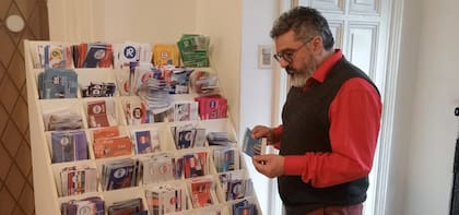 Alejandro Quintino, administrador de la sede central del Frente Amplio en Montevideo, junto a boletas partidarias