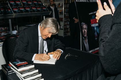 Alejandro Roemmers firmó ejemplares de Morir lo necesario en la Feria del Libro. (Foto: Alex Robledo)