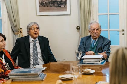Alejandro Roemmers junto al Premio Nobel Mario Vargas Llosa, en una reunión previa a la presentación de la novela Morir lo necesario en la Feria del Libro (Foto: Alex Robledo)