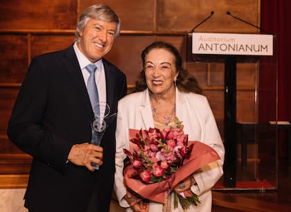Alejandro Roemmers y su madre, en la ceremonia de la Pontificia Universitá Antónianum de Roma