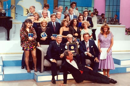 Alejandro Romay con algunas de las figuras de Canal 9