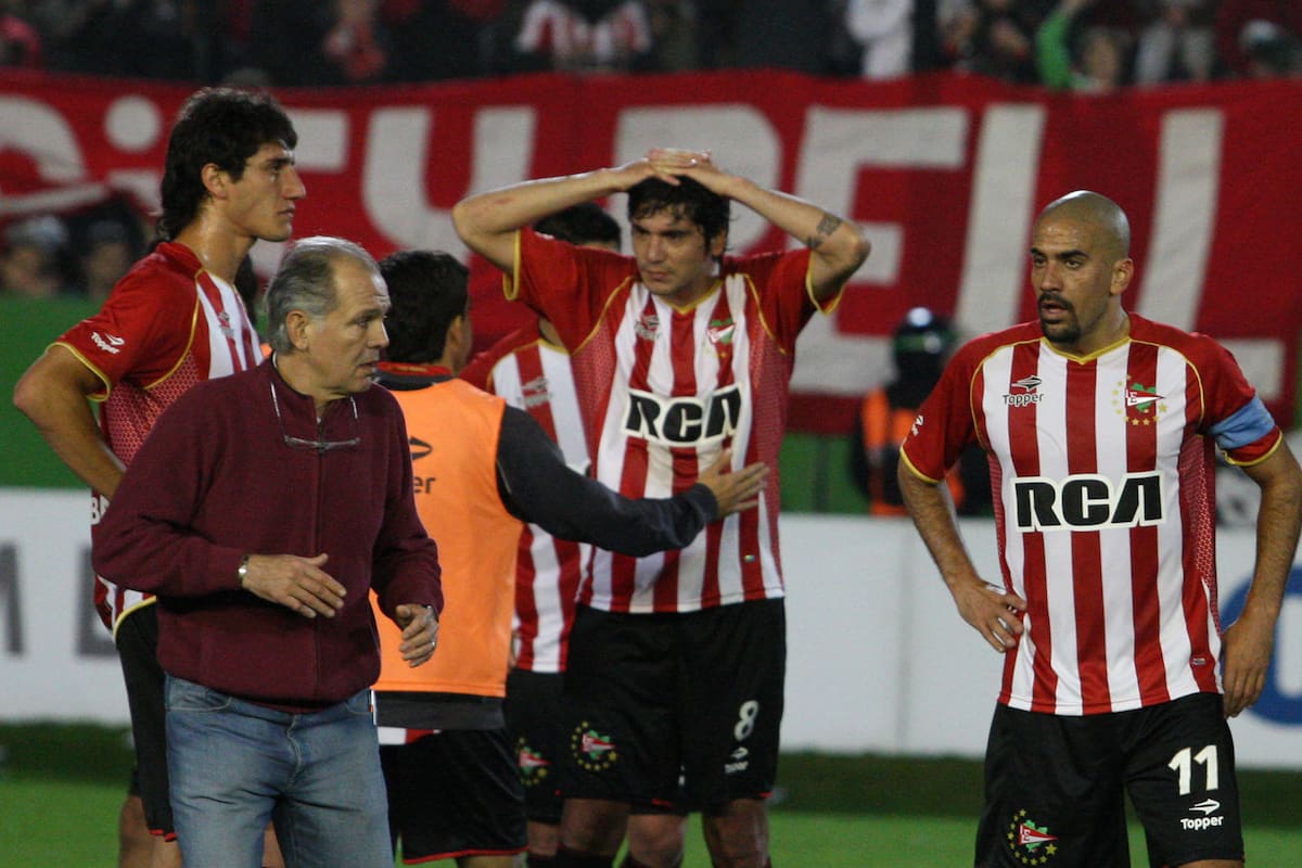 Alejandro Sabella, el DT de aquel Estudiantes 2010, con el capitán Juan Sebastián Verón