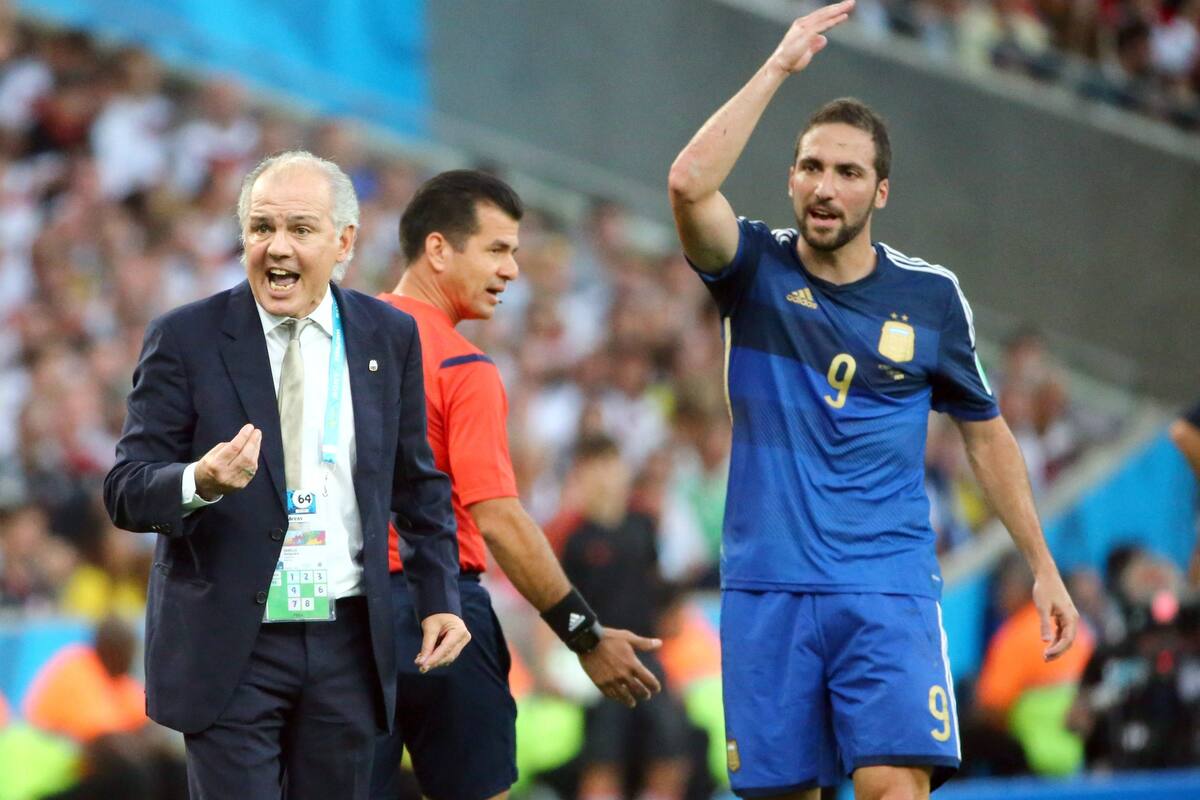 Alejandro Sabella y Gonzalo Higuaín en Brasil 2014: el DT dejó afuera al delantero en el comienzo de la Copa del Mundo
