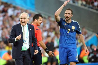 Alejandro Sabella y Gonzalo Higuaín en Brasil 2014: el DT dejó afuera al delantero en el comienzo de la Copa del Mundo