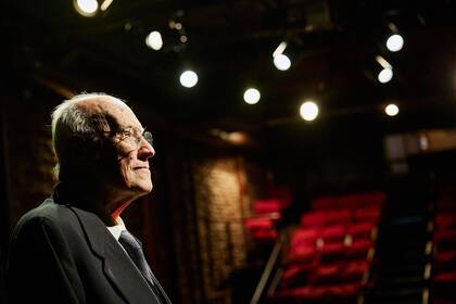 Alejandro Samek, actual responsable de la gestión de la sala, posa en el centro de la escena