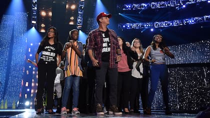 Alejandro Sanz, Carlos Vives, Alejandro Fernández, Natalia Lafourcade y René Pérez, durante sus ensayos antes de la ceremonia de los premios Grammy latinos