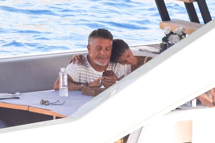 Alejandro Sanz y Stephanie Cayo viven su primer verano como pareja. La relación se hizo pública en febrero y, desde entonces, ya compartieron distintos viajes y escapadas. Ahora, el cantante y la actriz peruana disfrutan de unos días en Ibiza junto a los cuatro hijos de Sanz: Manuela, Alexander, Dylan y Alma, en unas vacaciones que marcan un nuevo paso en la relación