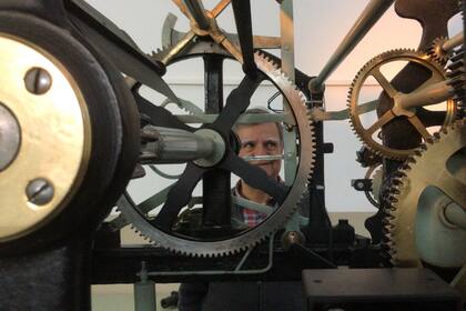 Alejandro Sfeir, el amo y señor de los relojes porteños