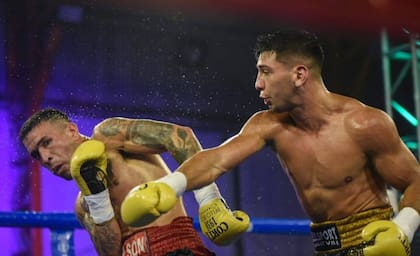 Alejandro Silva, en acción, en su triunfo por KO técnico ante Jonathan Wilson Sánchez, en 2021, cuando retuvo el título argentino mediano junior