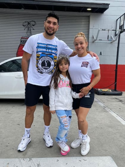Alejandro Silva y Yésica Bopp con su hija, Ariadna, en Los Ángeles