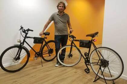 Alejandro Stern fabrica sus bicicletas en su taller de Vicente López.