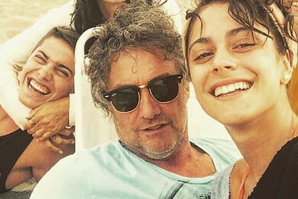 Alejandro Stoessel, productor de televisión y padre de la cantante Tini, se recupera tras permanecer casi un mes internado por una hemorragia digestiva