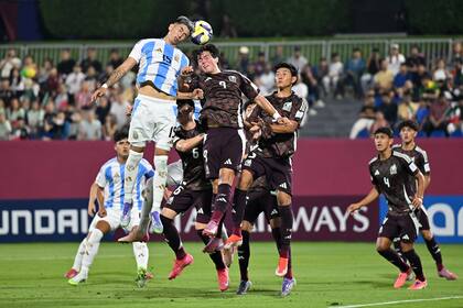Alejandro Tello disputa la pelota vía aérea con Aldo De Nigris en Doha; el empate fue un resultado merecido, pero hubo penales.