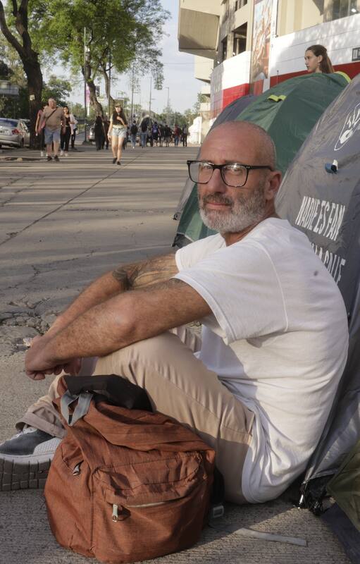 Alejandro tiene 57 años y por una mala inversión estuvo ocho meses en situación de calle
