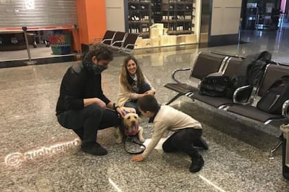 Alejandro tomó su primer contacto con Ainda, su perra de asistencia ayer en el aeropuerto mendocino de El Plumerillo