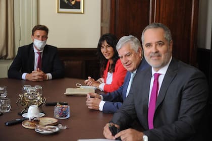 Alejandro "Topo" Rodríguez acompañado por Carlos Gutiérrez y otros diputados del Interbloque Federal