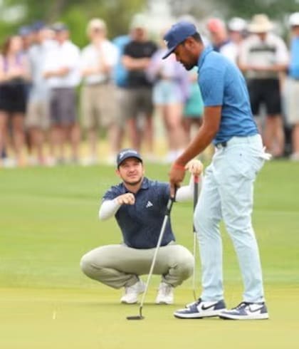 Alejandro Tosti y Tony Finau, en plena discusión
