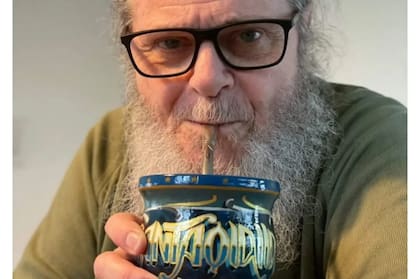 Alejandro tuvo el orgullo de pintar un mate para el Papa y para Gustavo Santaoalla, entre otras personalidades
