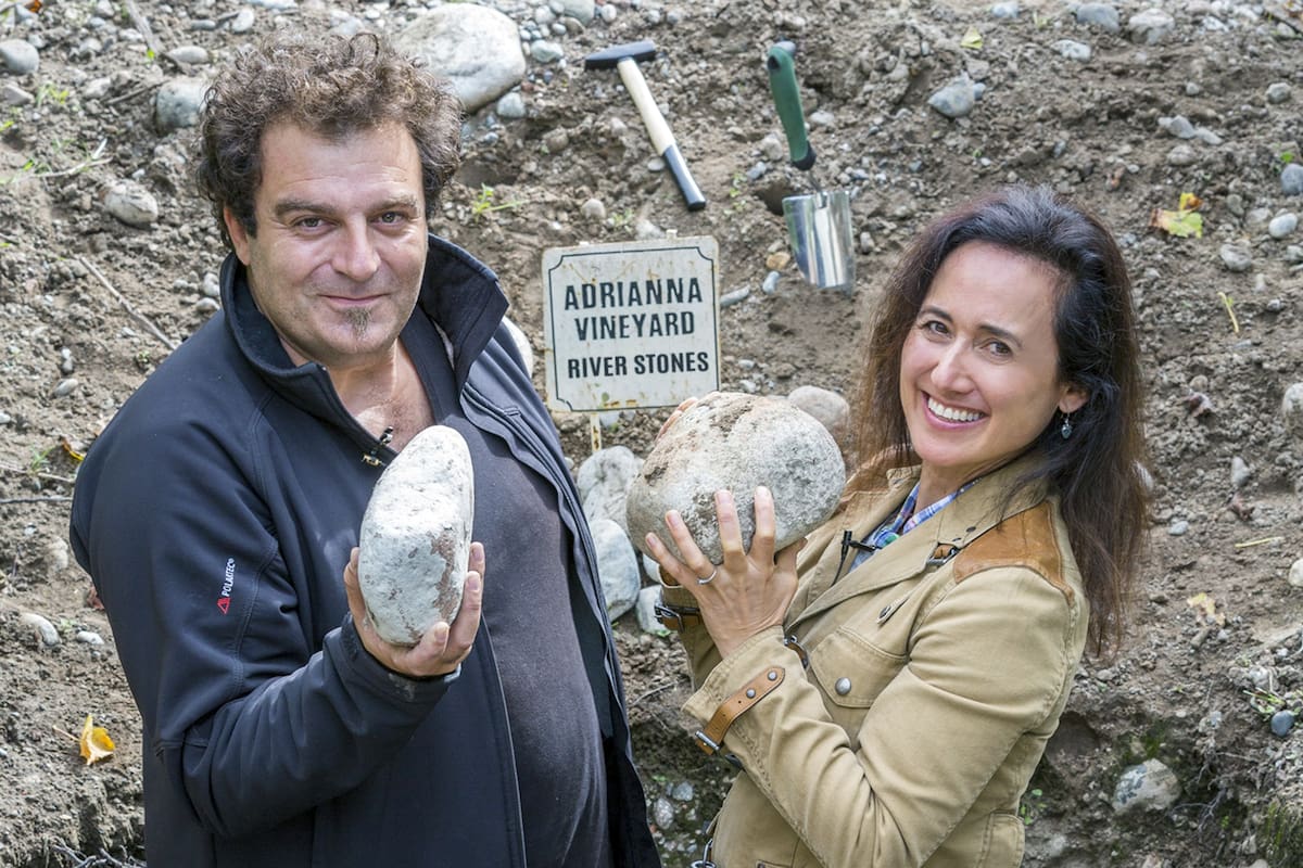 Alejandro Vigil y Laura Catena en el viñedo Adrianna, de donde provienen los dos vinos destacados por Robert Paker