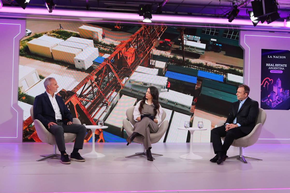 Alejandro Winokur (Newmark) y Christian Fucile (IMB Naves Industriales) junto a Candela Contreras, periodista de LA NACION