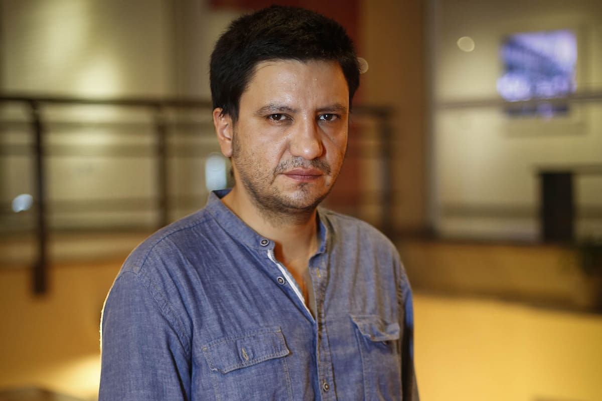 Alejandro Zambra nació en Santiago de Chile en 1975. Poeta y narrador, entre sus obras se cuentan Bonsái, La vida privada de los árboles y los breves ensayos de No leer. Dos de sus obras (la novela Bonsái y el cuento “Vida de familia”) fueron adaptadas al cine. Entre otros, obtuvo el Premio de la Cr