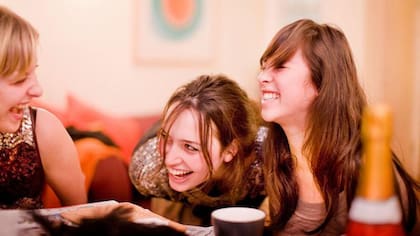Alejarse de las redes sociales y conectarse cara a cara con los amigos tiene un efecto positivo en la gente