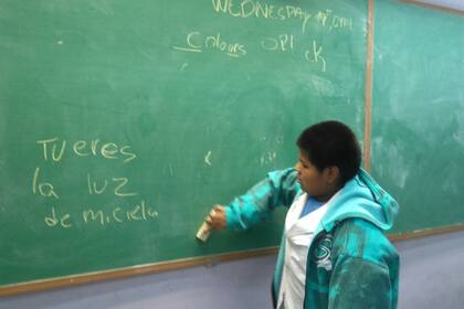 Alejo, borrando el pizarrón mientras todos sus compañeros lo aplauden, generándose un juego que todos disfrutan.