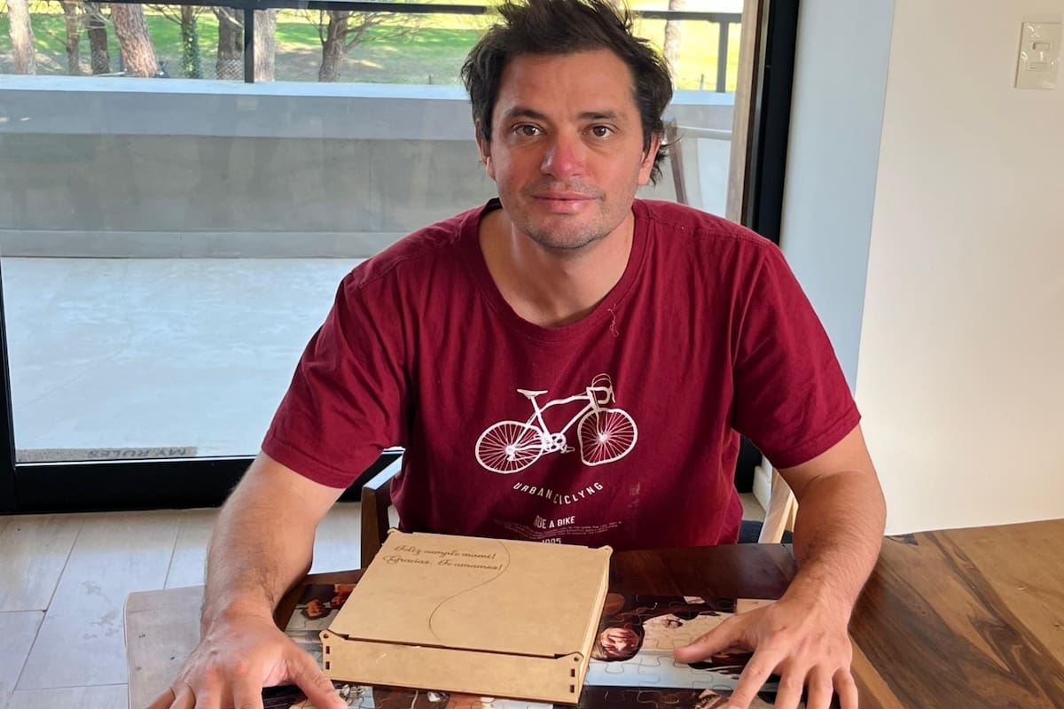 Alejo con su producto estrella: el rompecabezas personalizado