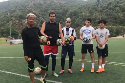 Alejo Escos da clases de fútbol en el Glendale Sports Complex de Los Ángeles, California