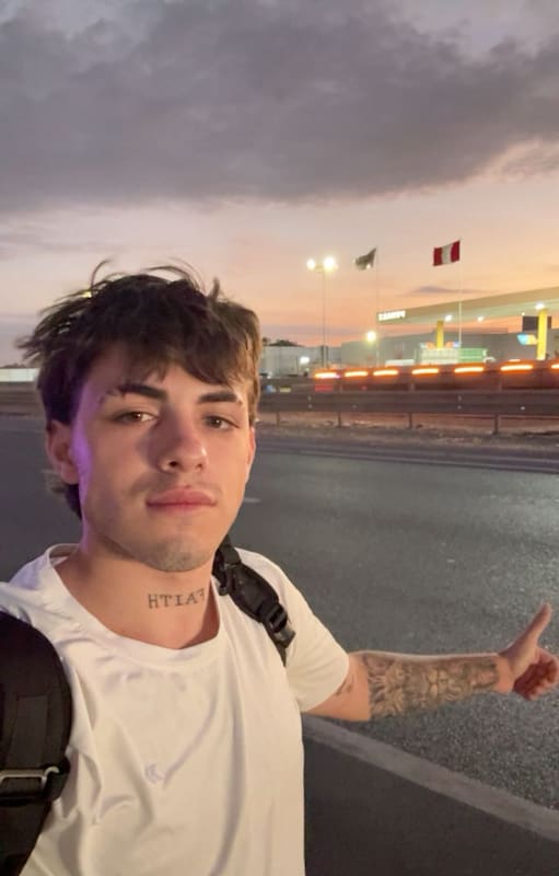 Alejo llegó a destino haciendo dedo